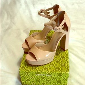 Gianni Bini nude patent leather platform heels